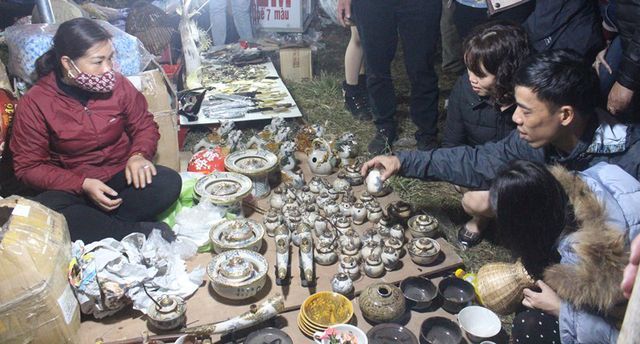 Trắng đêm chen chân “mua may, bán rủi” ở chợ Viềng trang dem chen chan mua may ban rui o cho vieng