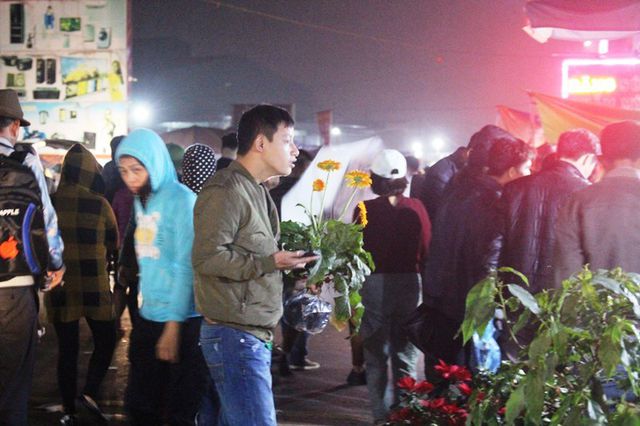 Trắng đêm chen chân “mua may, bán rủi” ở chợ Viềng trang dem chen chan mua may ban rui o cho vieng