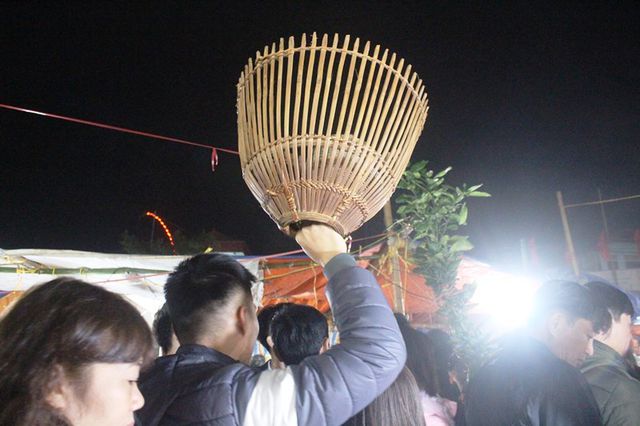 Trắng đêm chen chân “mua may, bán rủi” ở chợ Viềng trang dem chen chan mua may ban rui o cho vieng