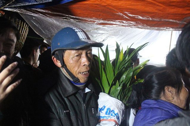 Trắng đêm chen chân “mua may, bán rủi” ở chợ Viềng trang dem chen chan mua may ban rui o cho vieng