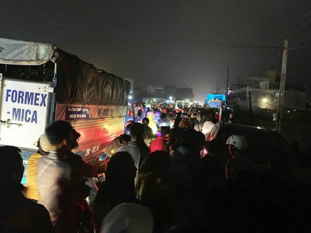 Trắng đêm chen chân “mua may, bán rủi” ở chợ Viềng trang dem chen chan mua may ban rui o cho vieng