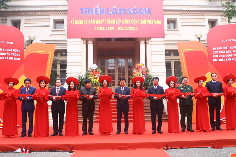 Triển lãm sách về Đảng vinh quang, Bác Hồ vĩ đại trien lam sach ve dang vinh quang bac ho vi dai 132080