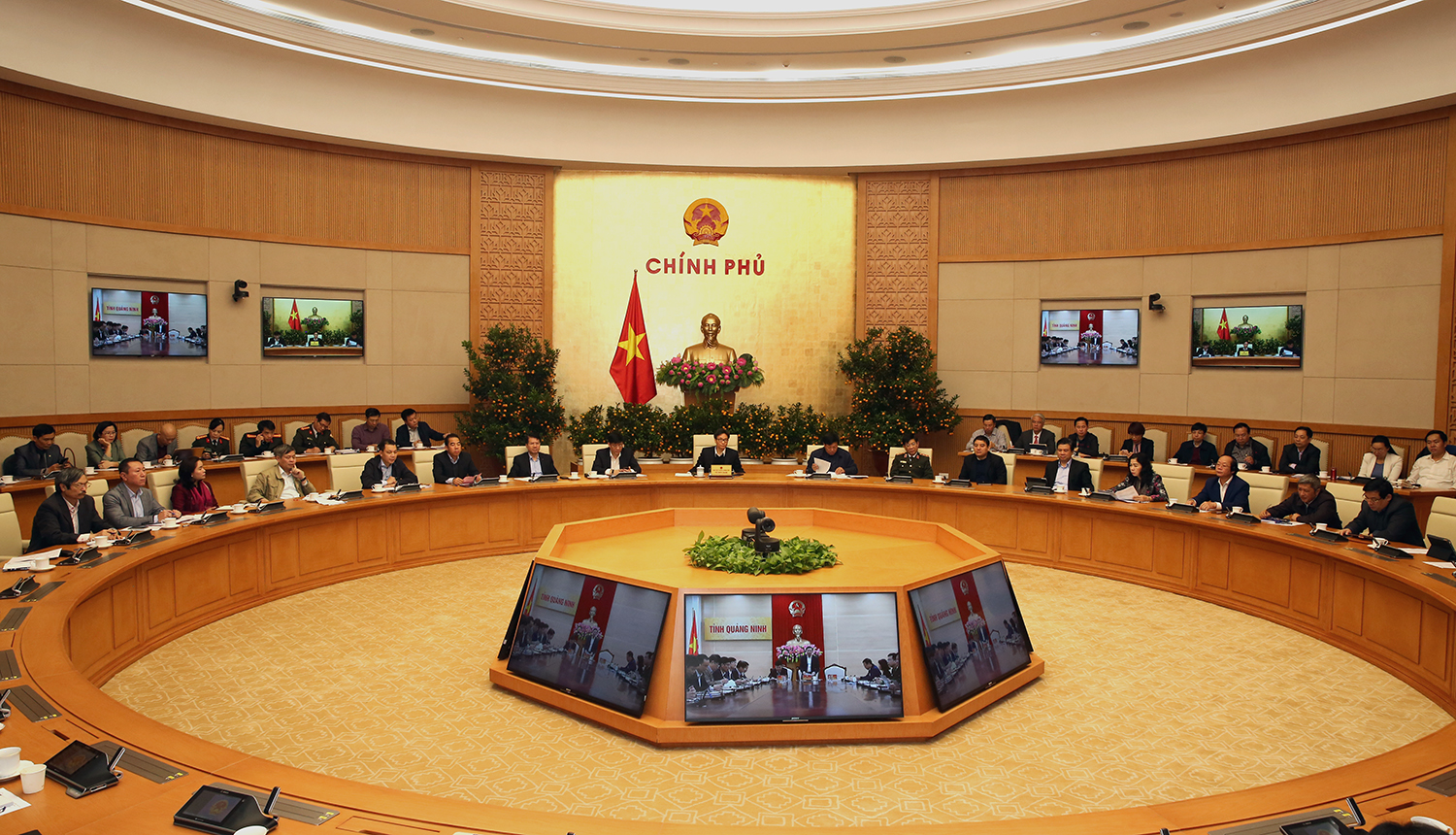 Hai mũi ‘giáp công’ trong phòng chống dịch bệnh COVID-19 hai mui giap cong trong phong chong dich benh covid 19