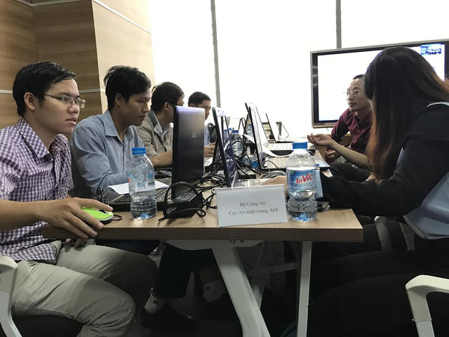 Các đội tham gia diễn tập giải quyết sự cố theo kịch bản biên soạn của SingCERT.