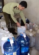 Chi cục QLTT Nghệ An tiêu hủy 1.340 lít rượu không rõ nguồn gốc