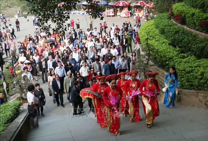 Du xuân hữu nghị tại Đền Hùng du xuan huu nghi tai den hung