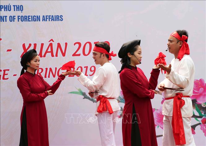 Du xuân hữu nghị tại Đền Hùng du xuan huu nghi tai den hung