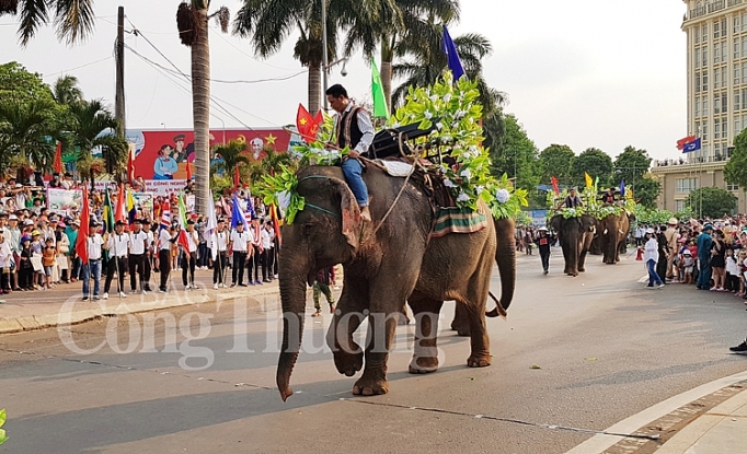tung bung le hoi duong pho tay nguyen