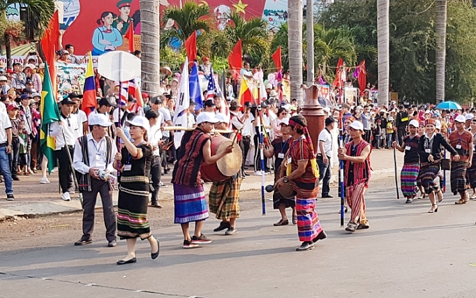 tung bung le hoi duong pho tay nguyen
