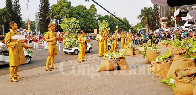 tung bung le hoi duong pho tay nguyen