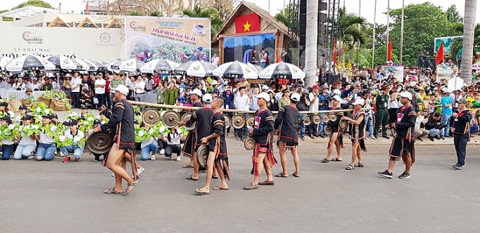 tung bung le hoi duong pho tay nguyen