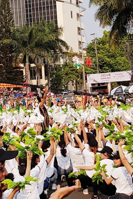 tung bung le hoi duong pho tay nguyen