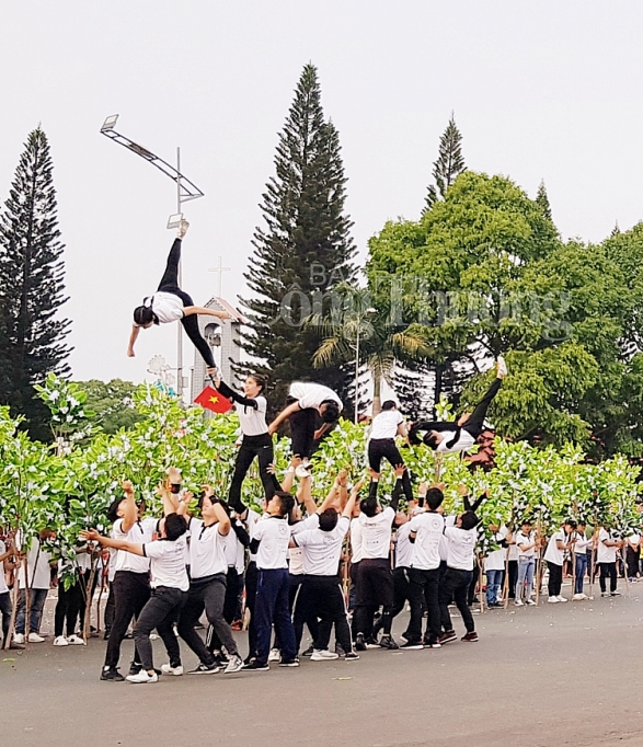 tung bung le hoi duong pho tay nguyen