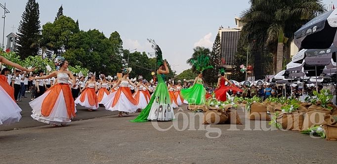tung bung le hoi duong pho tay nguyen