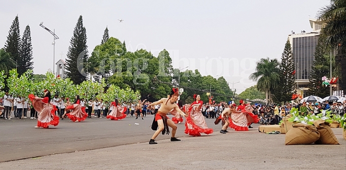 tung bung le hoi duong pho tay nguyen