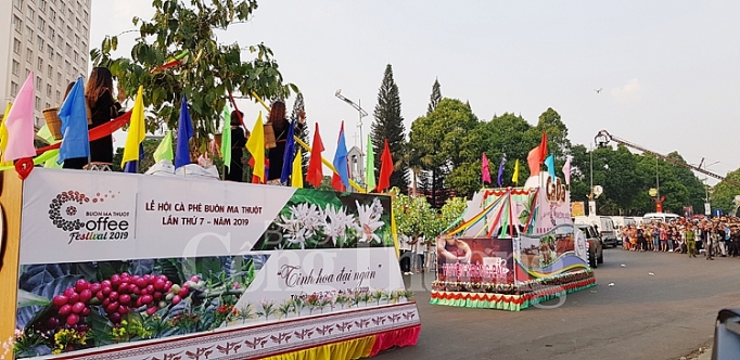 tung bung le hoi duong pho tay nguyen