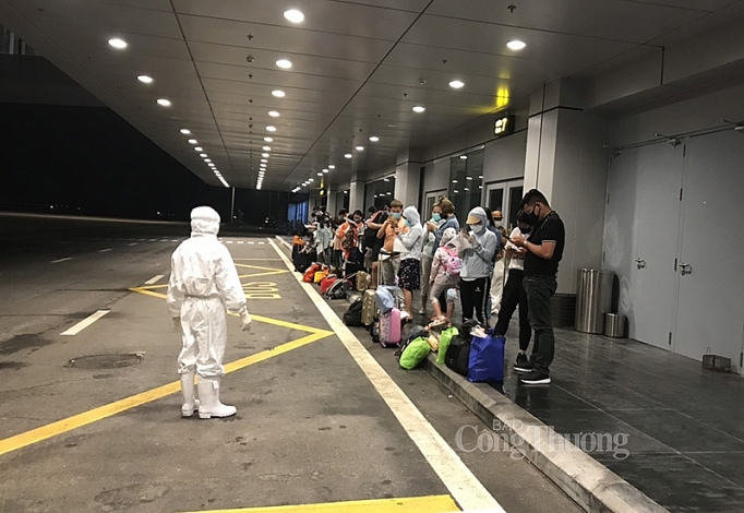 Sân bay Vân Đồn đón thêm 43 hành khách trở về từ vùng dịch san bay van don don them 43 hanh khach tro ve tu vung dich
