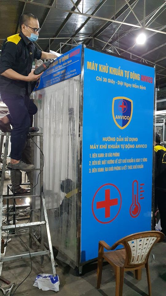 Cặp vợ chồng trẻ sáng kiến làm buồng khử khuẩn di động chống Covid-19 cap vo chong tre sang kien lam buong khu khuan di dong chong covid 19