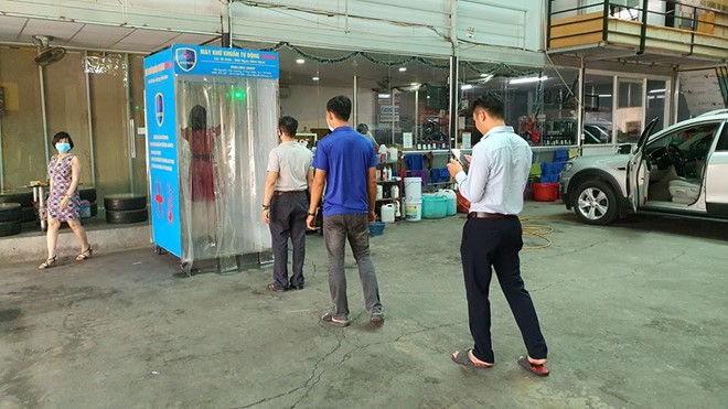 Cặp vợ chồng trẻ sáng kiến làm buồng khử khuẩn di động chống Covid-19 cap vo chong tre sang kien lam buong khu khuan di dong chong covid 19