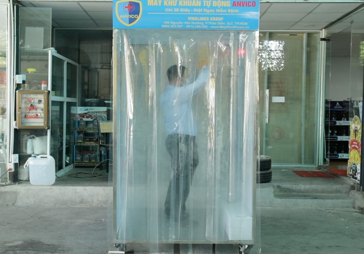 Cặp vợ chồng trẻ sáng kiến làm buồng khử khuẩn di động chống Covid-19 cap vo chong tre sang kien lam buong khu khuan di dong chong covid 19