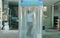 Cặp vợ chồng trẻ sáng kiến làm buồng khử khuẩn di động chống Covid-19