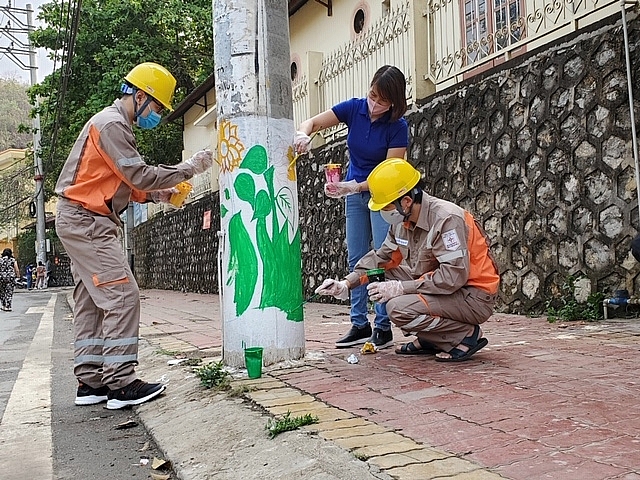 PC Sơn La: Xây dựng công trình “Cột điện hoa” tại 3 tuyến đường pc son la xay dung cong trinh cot dien hoa tai 3 tuyen duong