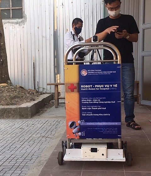 truong cao dang cong nghiep hue che tao thanh cong robot phuc vu y te