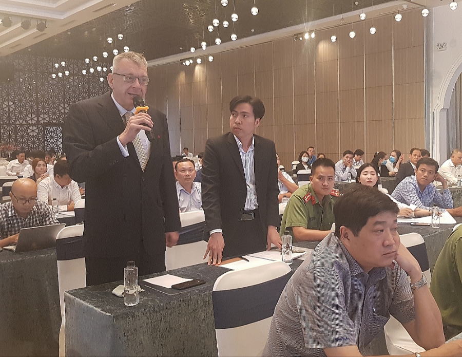 Ông Ông Alex- quản lý khu du lịch Amiama- Nha Trang phát biểu ý kiến về liên kết xây dựng môi trường du lịch văn minh-an toàn Ông Ông Alex- quản lý khu du lịch Amiama- Nha Trang phát biểu ý kiến về liên kết xây dựng môi trường du lịch văn minh-an toàn