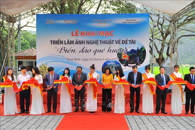 trung bay 223 anh nghe thuat ve bien dao viet nam