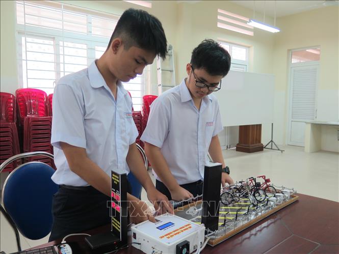 hai hoc sinh sang che he thong giu xe thong minh trong truong hoc