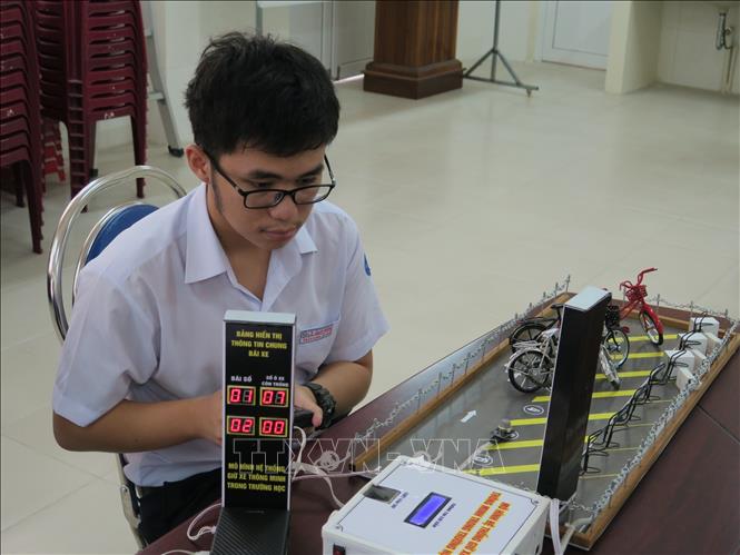 hai hoc sinh sang che he thong giu xe thong minh trong truong hoc