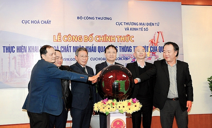 cai cach thu tuc hanh chinh nganh hoa chat hoa giai diem nghen