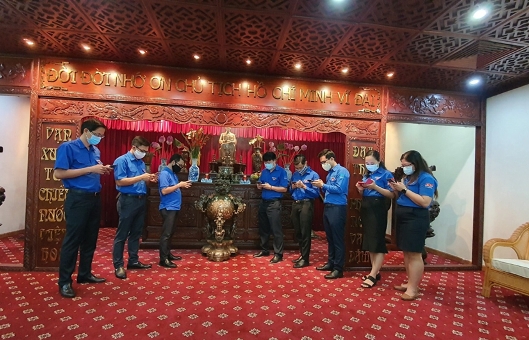 Tuổi trẻ Vietsovpetro dâng hương tưởng niệm Chủ tịch Hồ Chí Minh nhân Ngày thành lập Đoàn
