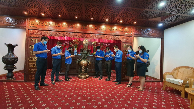 tuoi tre vietsovpetro to chuc dang huong tuong niem chu tich ho chi minh nhan ngay thanh lap doan 263