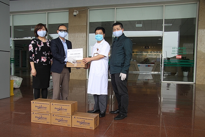 2.500 chai nước súc miệng khử khuẩn được trao tặng cho các bệnh viện tuyến đầu chống dịch 2500 chai nuoc suc mieng khu khuan duoc trao tang cho cac benh vien tuyen dau chong dich