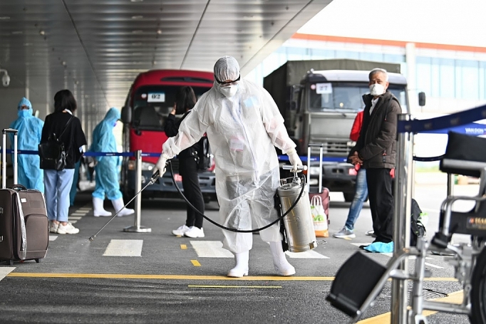 Sân bay Vân Đồn đón 298 hành khách từ Nhật Bản theo quy trình khép kín ngoài nhà ga san bay van don don 298 hanh khach tu nhat ban theo quy trinh khep kin ngoai nha ga