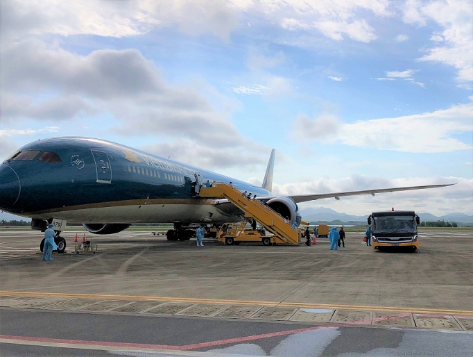 Sân bay Vân Đồn đón 298 hành khách từ Nhật Bản theo quy trình khép kín ngoài nhà ga san bay van don don 298 hanh khach tu nhat ban theo quy trinh khep kin ngoai nha ga