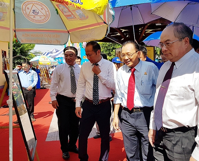 Khánh Hòa triển lãm ảnh nghệ thuật tôn vinh ngành nghề yến sào khanh hoa trien lam anh nghe thuat ton vinh nganh nghe yen sao