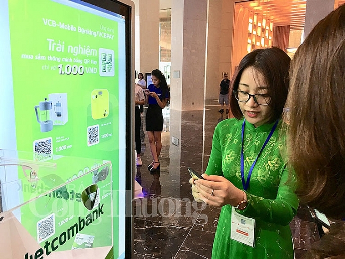 banking vietnam thanh toan dien tu lay khach hang la trong tam