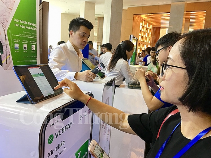 banking vietnam thanh toan dien tu lay khach hang la trong tam