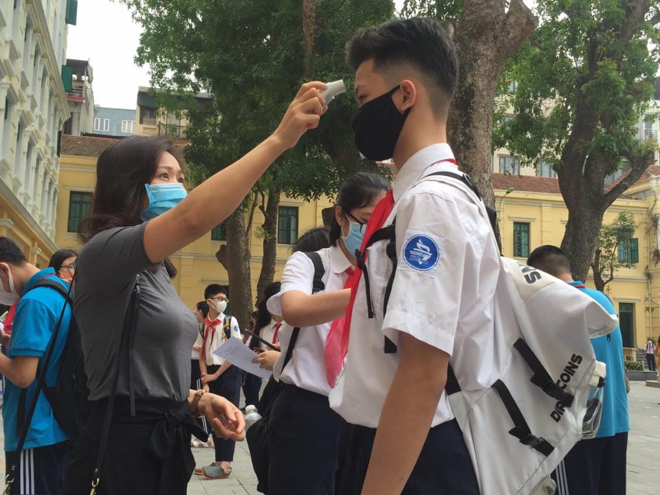 nghiem tuc gian cach trong buoi dau tro lai truong hoc sau ky nghi vi dich covid 19