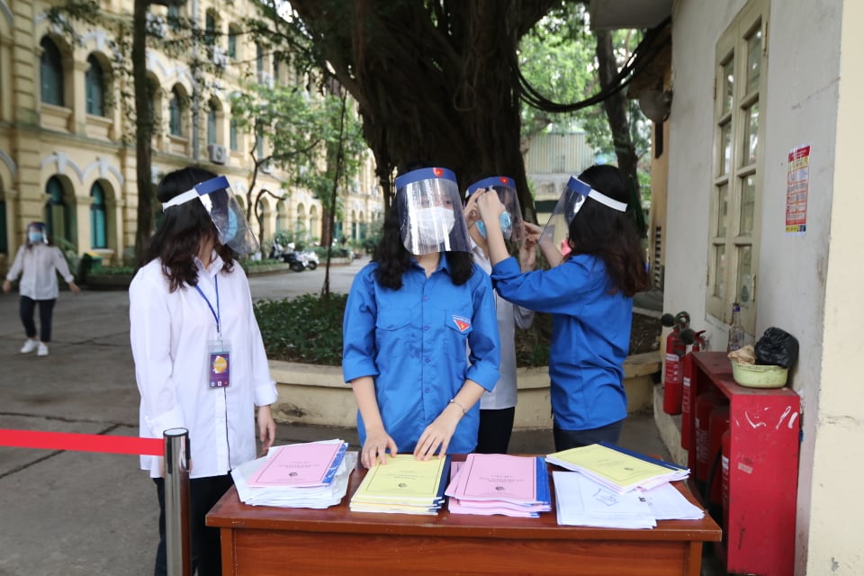 nghiem tuc gian cach trong buoi dau tro lai truong hoc sau ky nghi vi dich covid 19