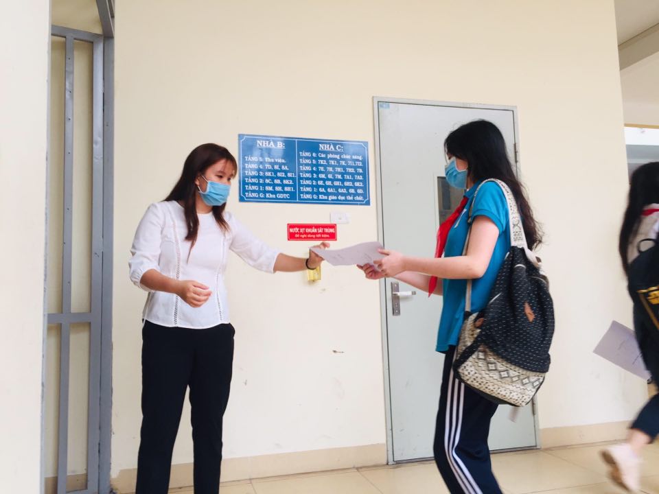 nghiem tuc gian cach trong buoi dau tro lai truong hoc sau ky nghi vi dich covid 19