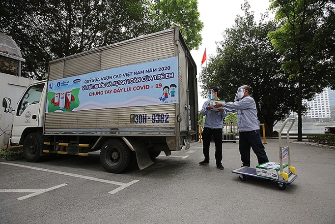 Vinamilk trao tặng 1,7 triệu ly sữa để trẻ em khó khăn được chăm sóc tốt hơn trong dịch Covid vinamilk trao tang 17 trieu ly sua de tre em kho khan duoc cham soc tot hon trong dich covid