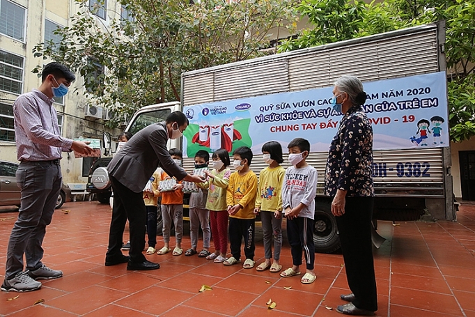 Vinamilk trao tặng 1,7 triệu ly sữa để trẻ em khó khăn được chăm sóc tốt hơn trong dịch Covid vinamilk trao tang 17 trieu ly sua de tre em kho khan duoc cham soc tot hon trong dich covid