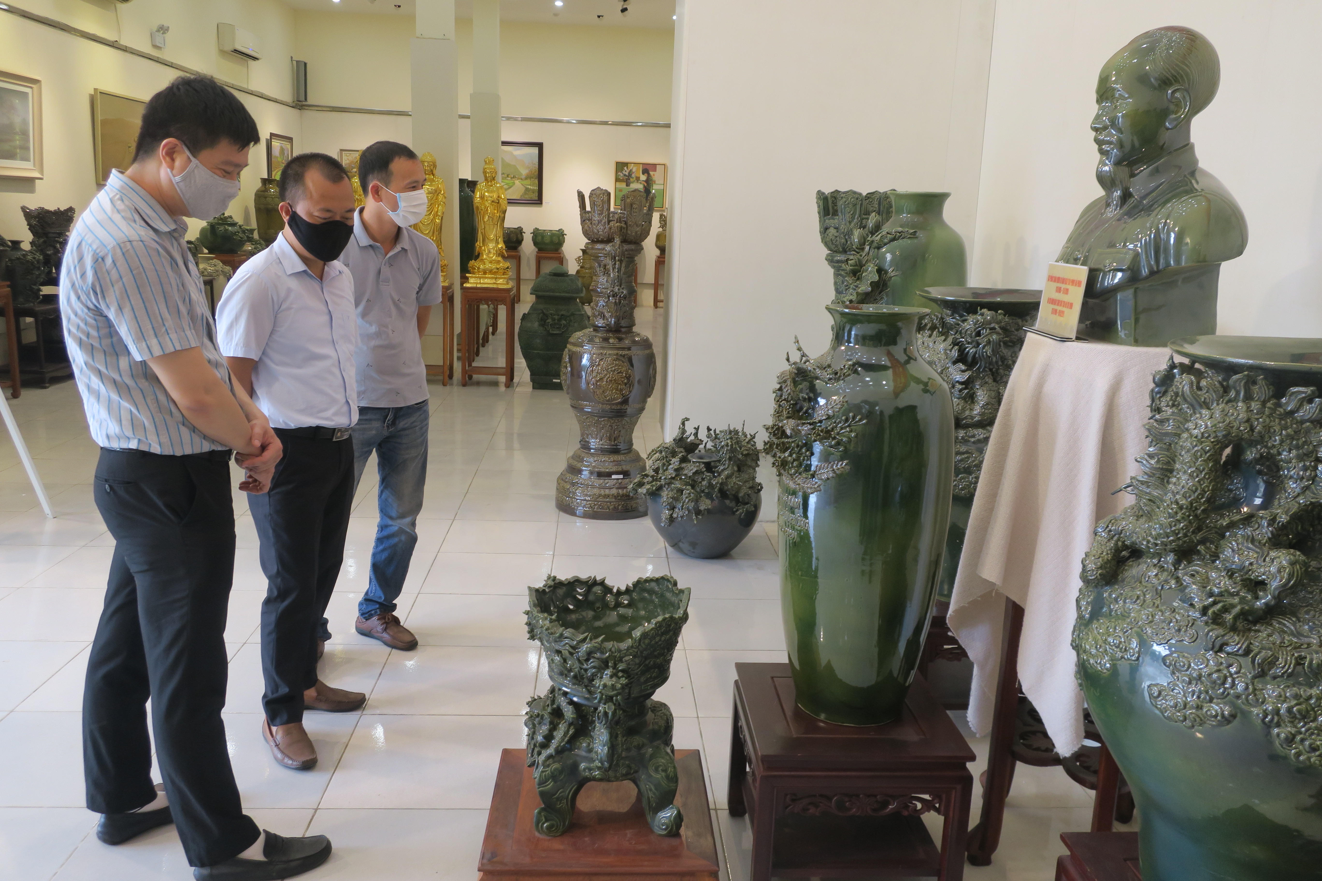 trien lam nghe thuat chao mung ky niem 65 nam ngay giai phong hai phong va 130 nam ngay sinh chu tich ho chi minh