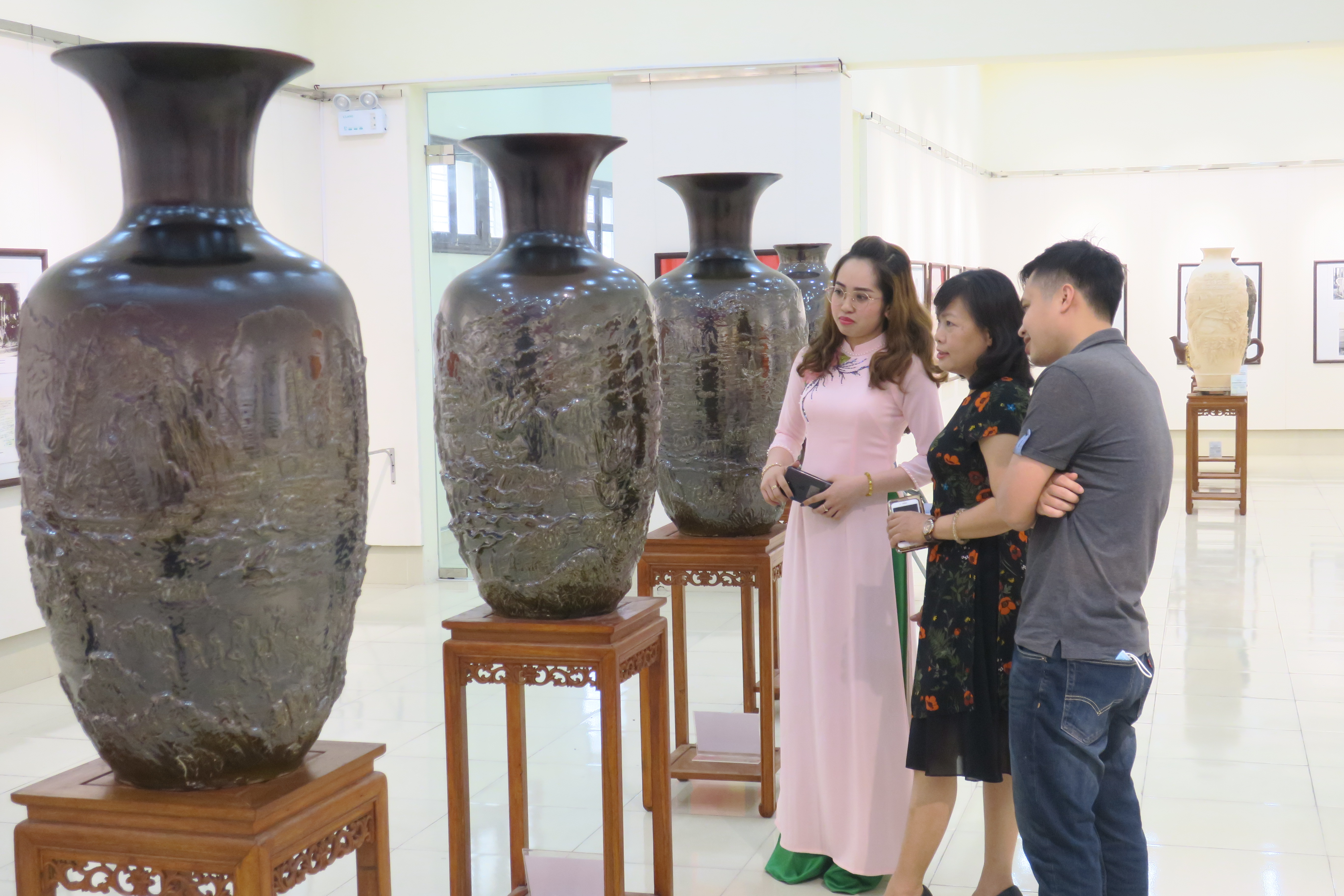 trien lam nghe thuat chao mung ky niem 65 nam ngay giai phong hai phong va 130 nam ngay sinh chu tich ho chi minh