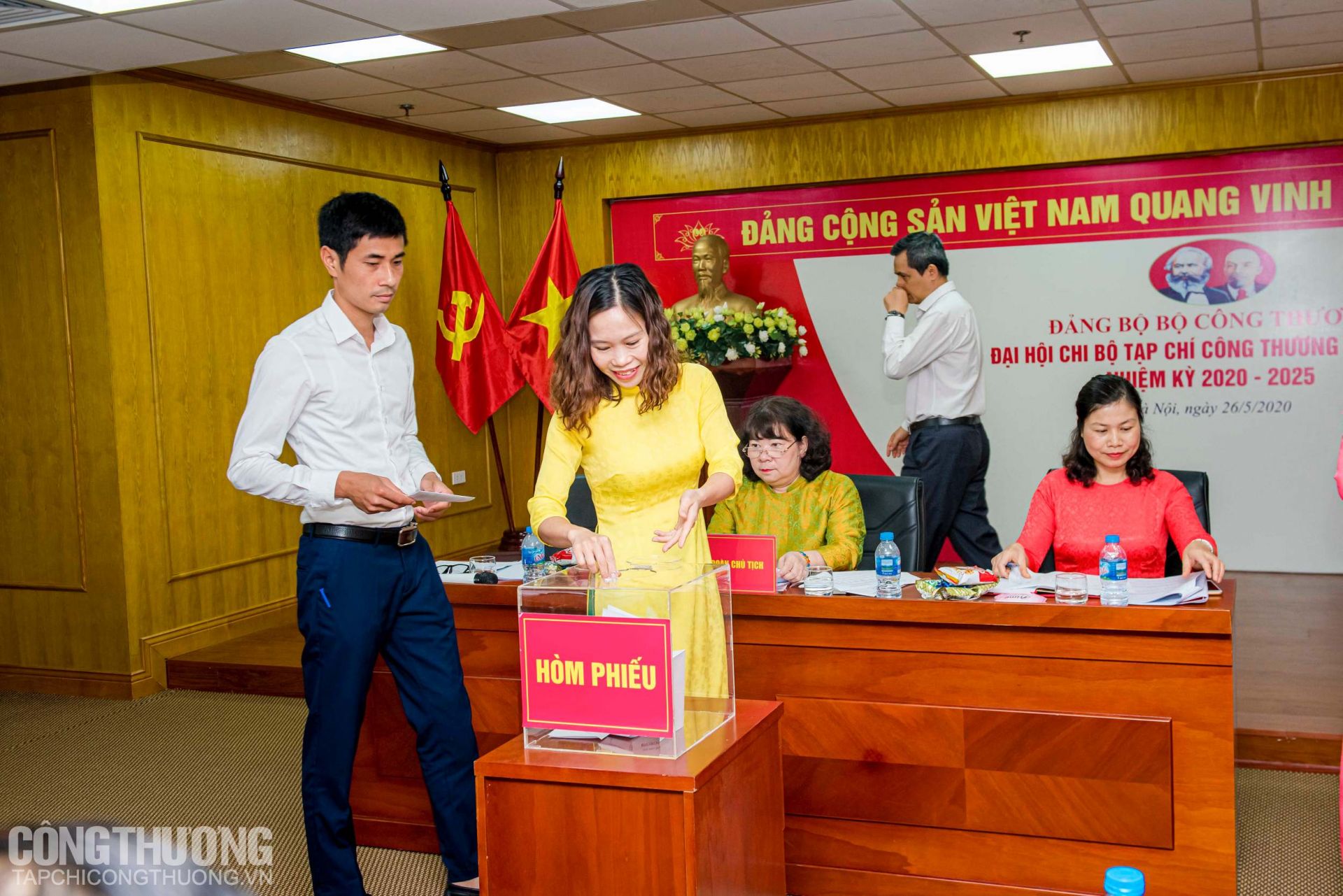 chi bo tap chi cong thuong neu cao tinh than doan ket dan chu xay dung chi bo trong sach vung manh trong nhiem ky moi