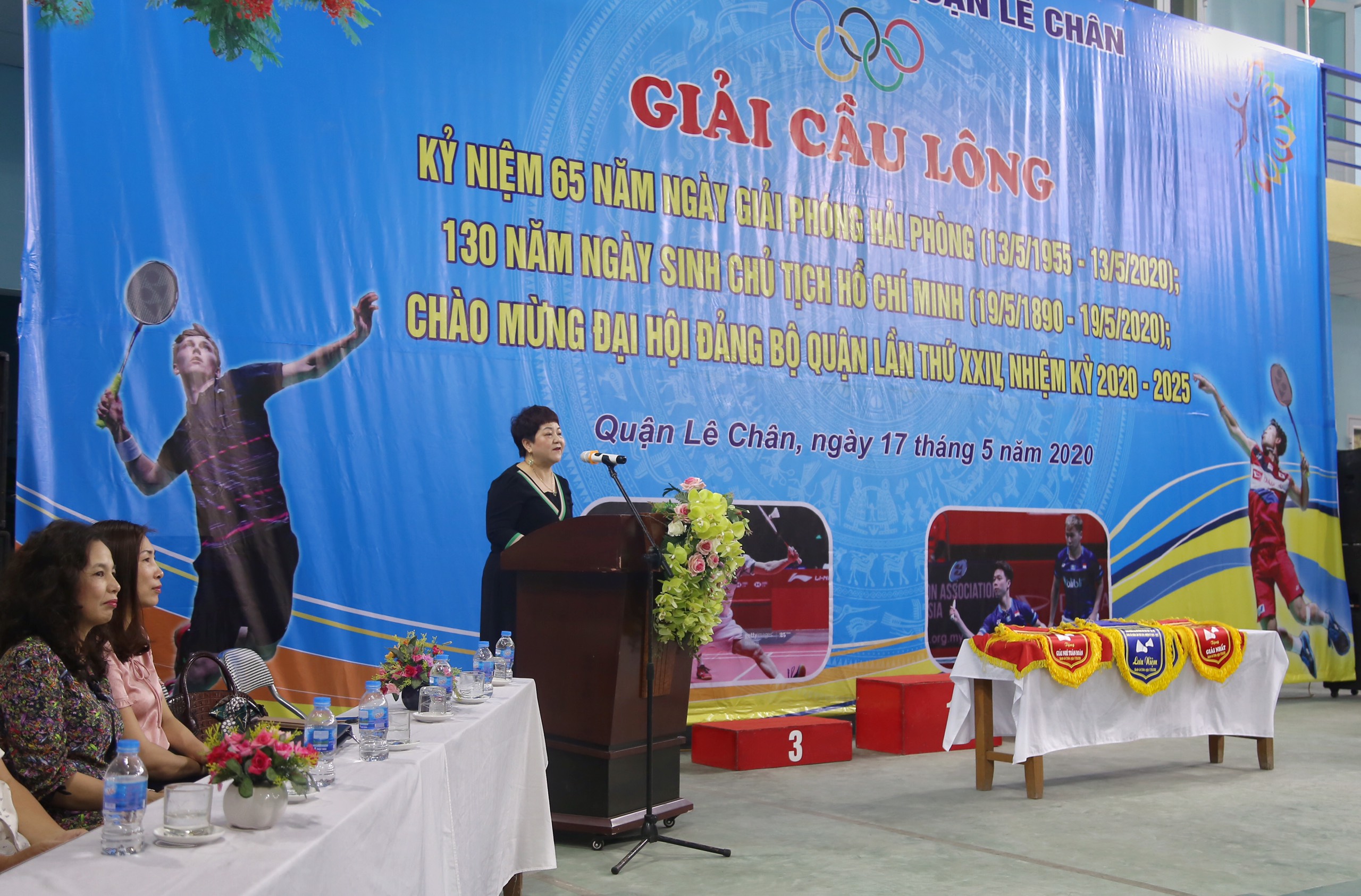 quan le chan khai mac giai cau long chao mung cac su kien trong dai