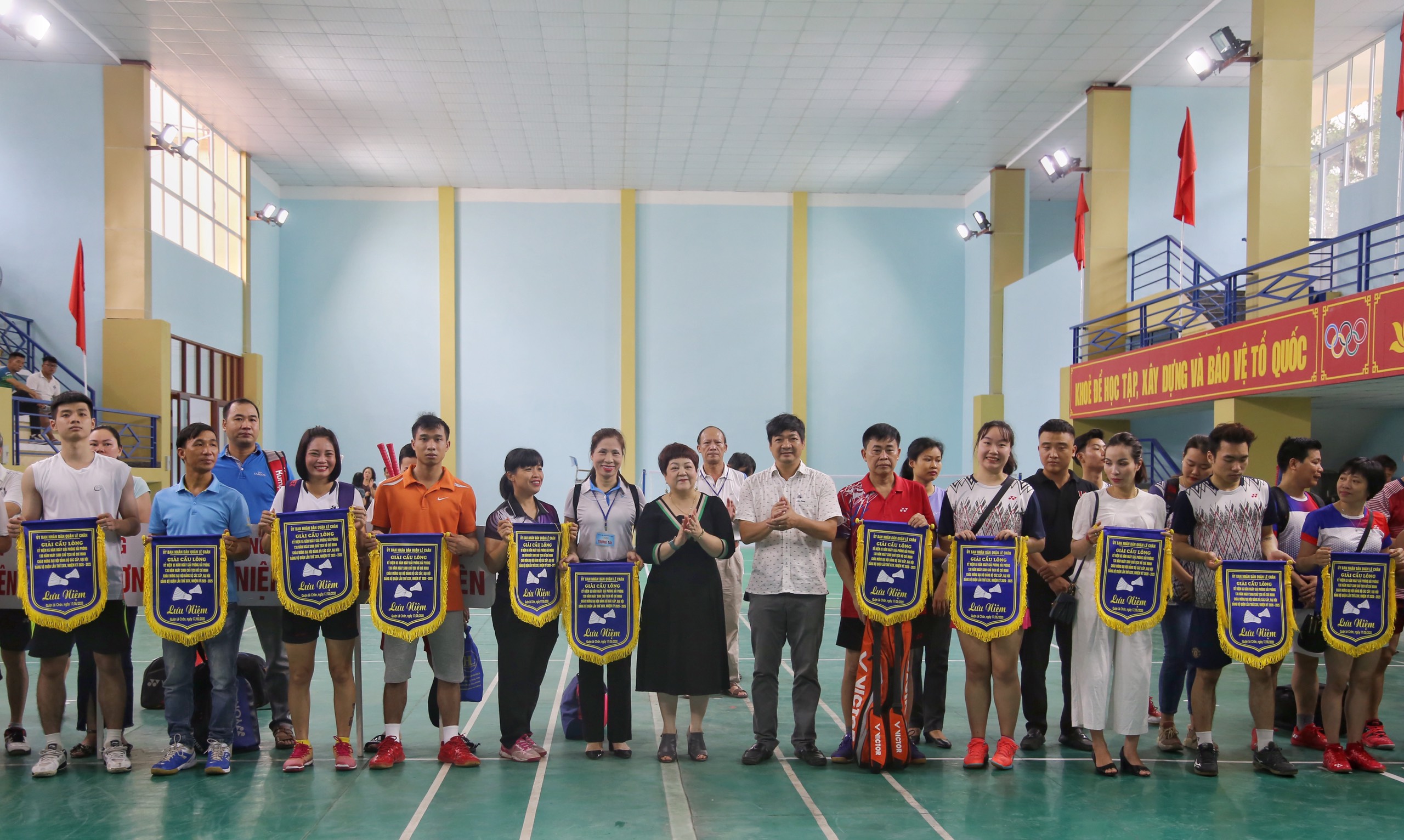 quan le chan khai mac giai cau long chao mung cac su kien trong dai